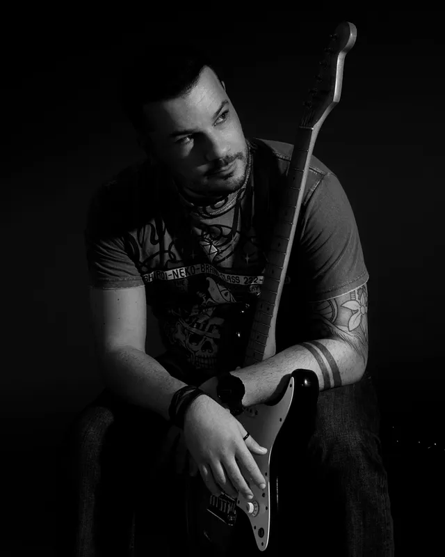 Liv Crash, ritratto in studio con chitarra